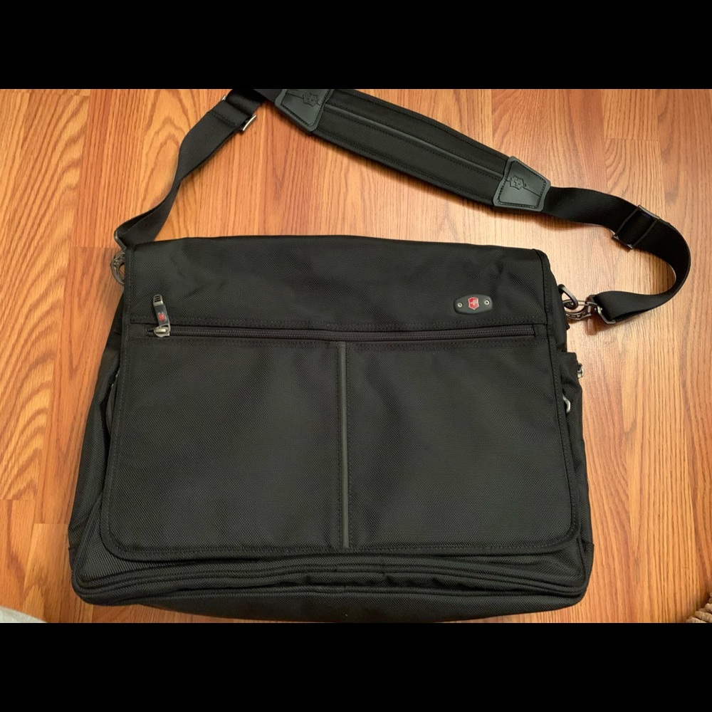 BRAND NEW SWISS ARMY VICTORINOX SOFT LAPTOP CASE BAG BRIEFCASE